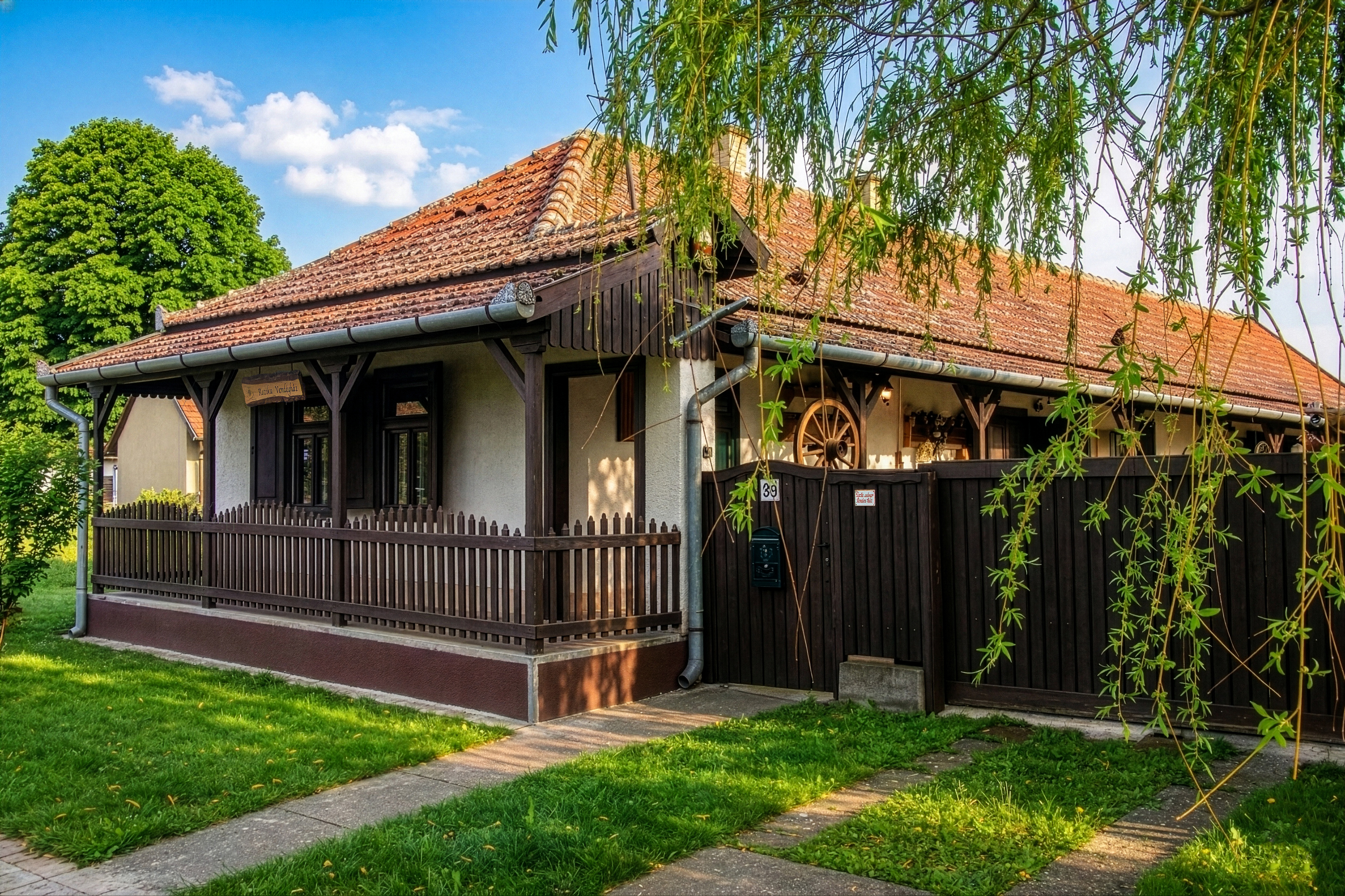 <p><strong>Régi stílusban<br>berendezett szobák</strong></p>